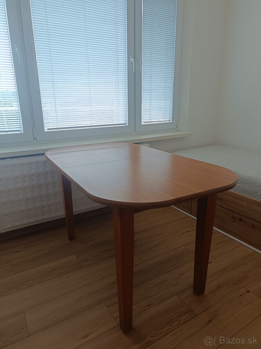 Rozkladatelny jedálenský stôl
