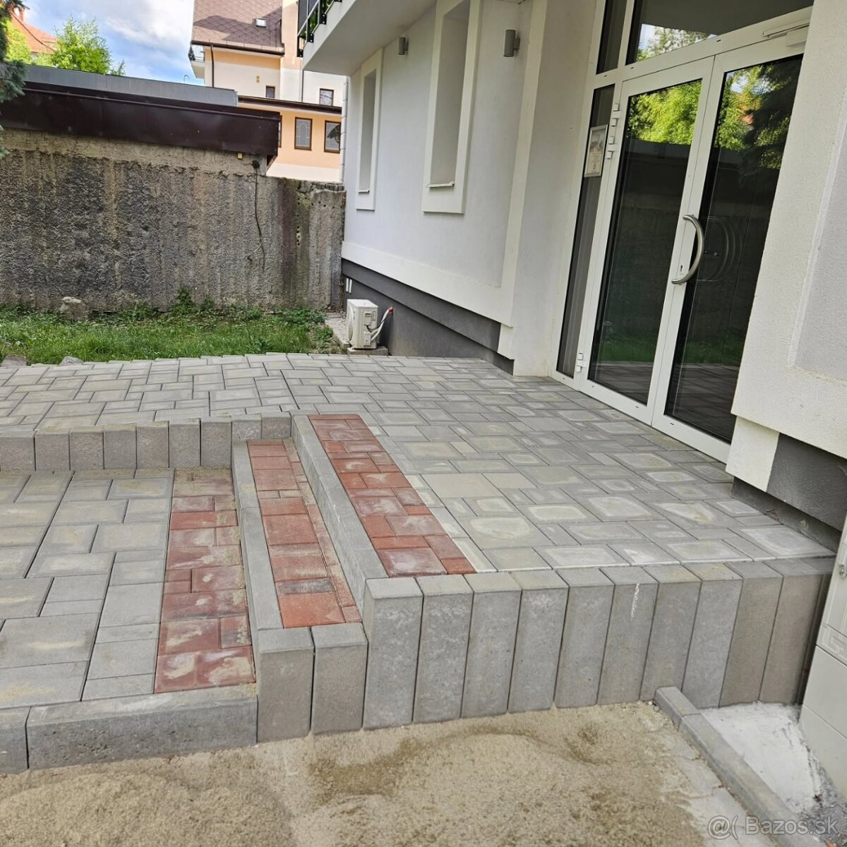 Pokladka zamkovej dlazby, ploty, oporne mury