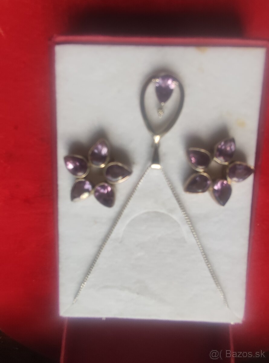 Predam krasnu striebornu supravu s ametystami.