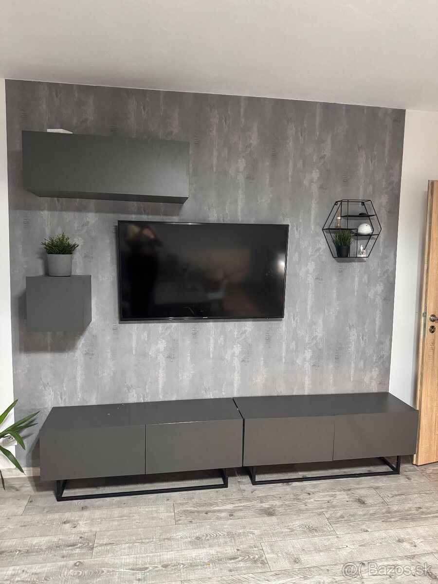 Sivá obývacia stena