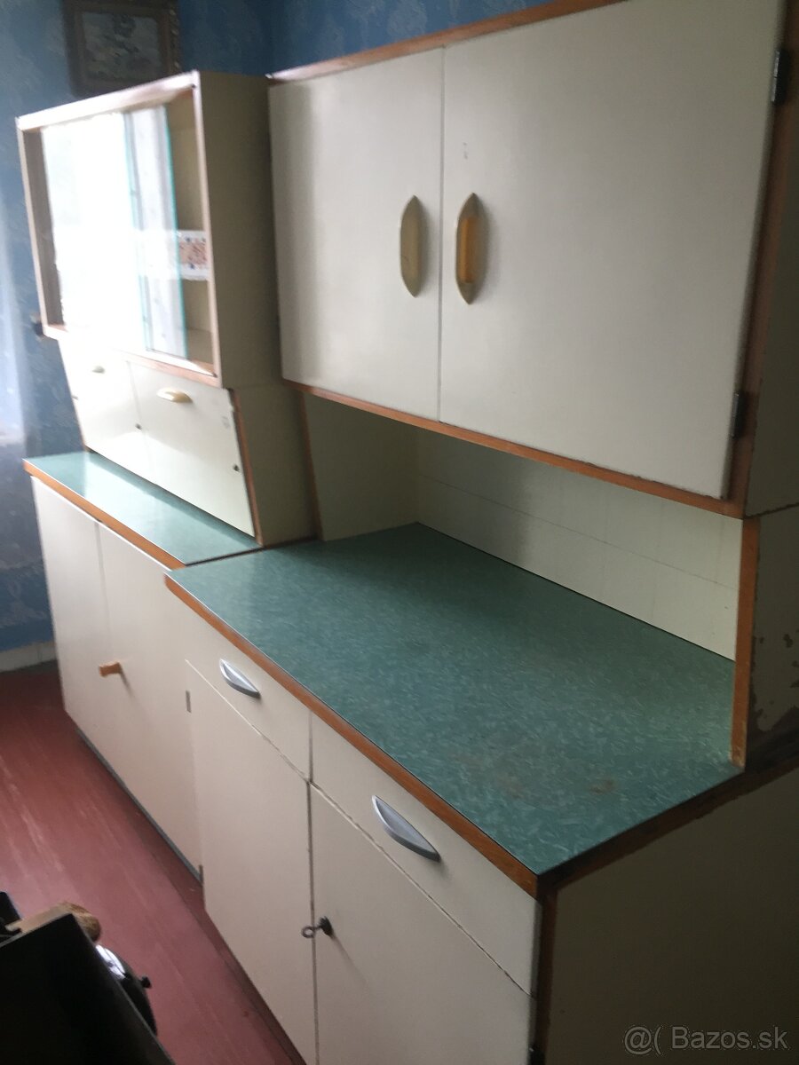 Dvojdielny kredenec.