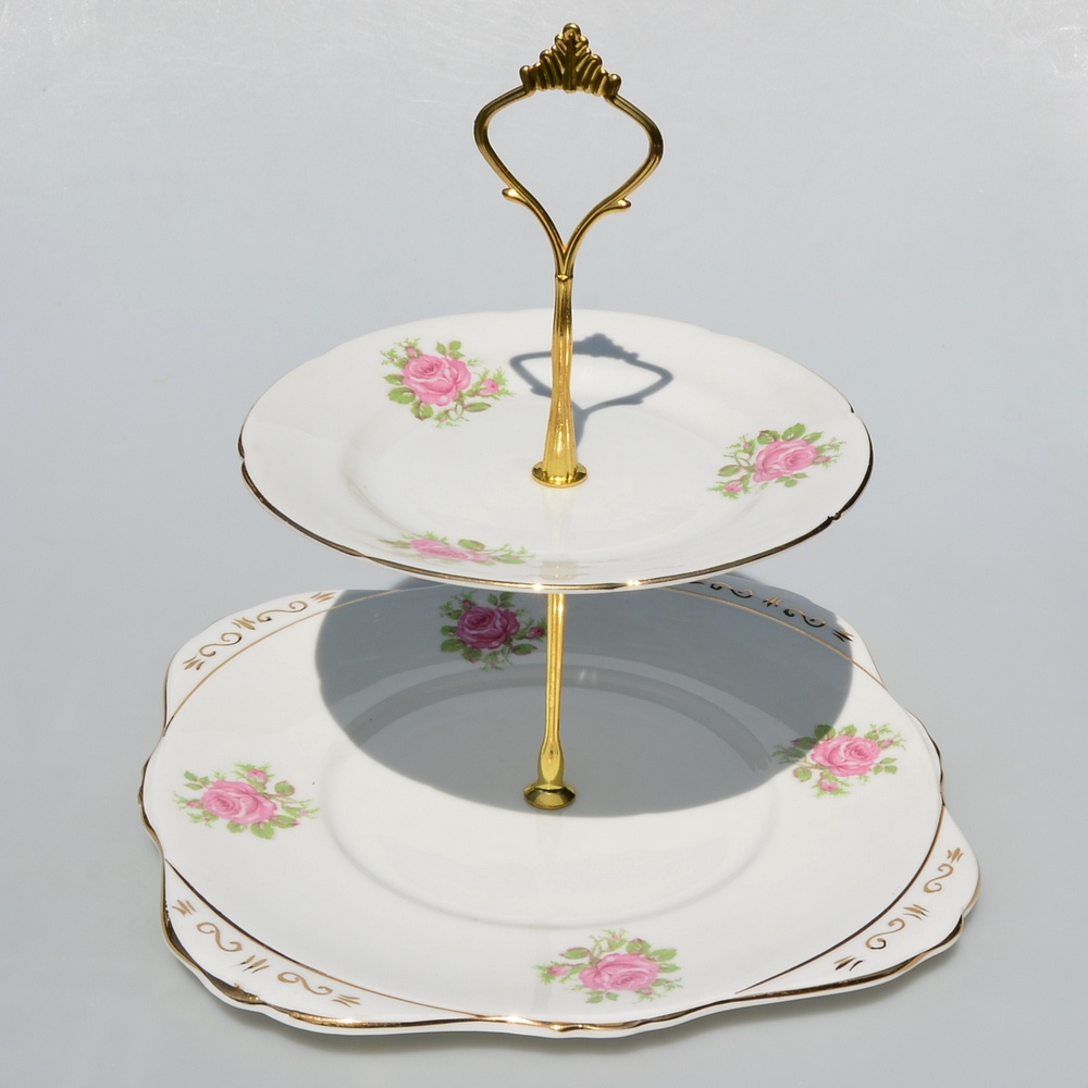 Vintage etažér z porcelánových tanierov - Ruže