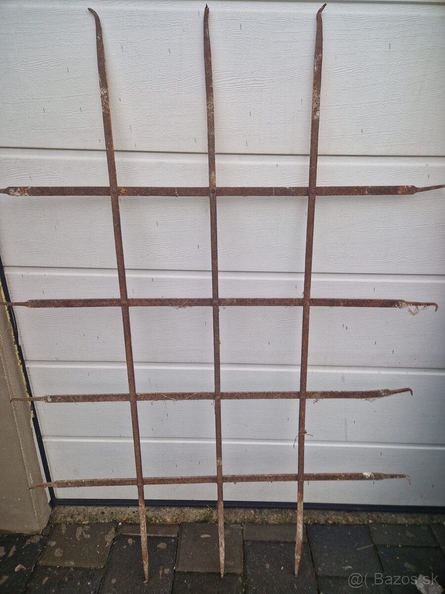 Stará kovaná okenná mreža 6
