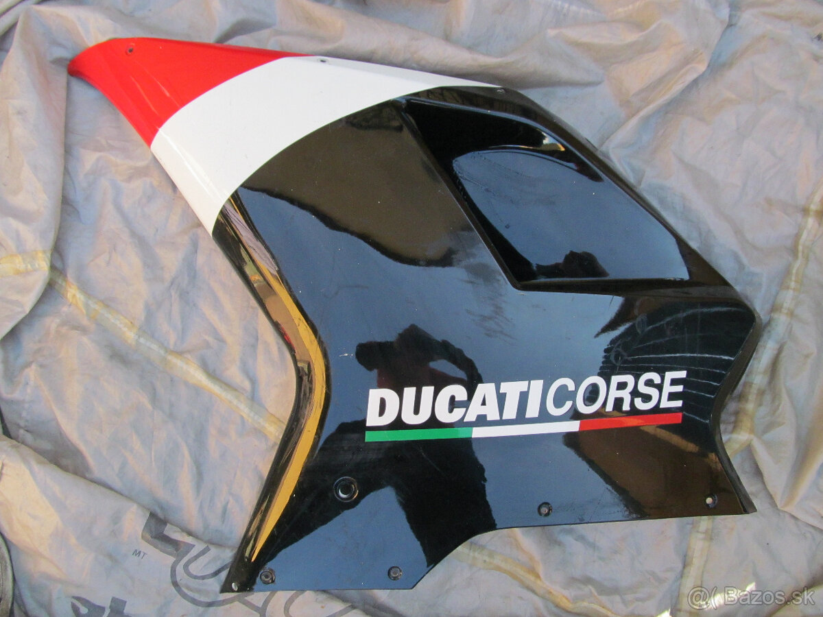 Lavy a pravy bok kapotaže Ducati 848
