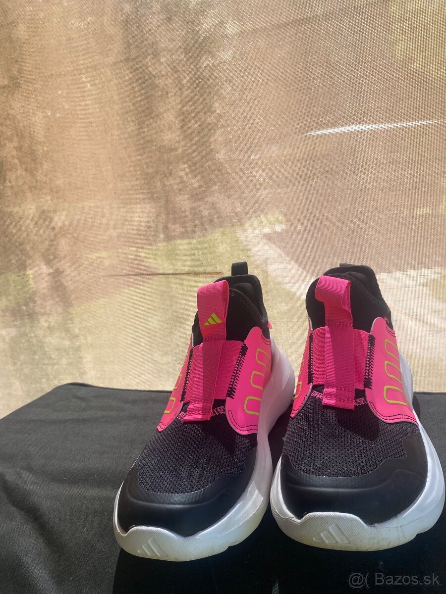 Adidas ružovočierne topanky