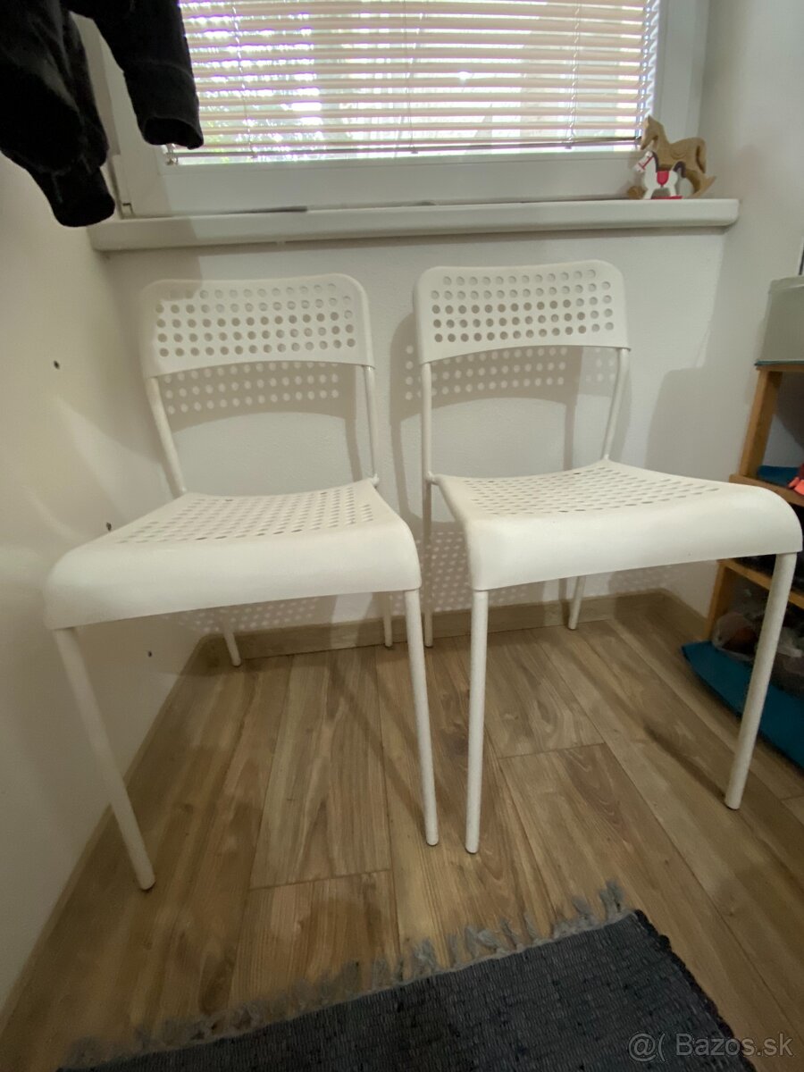 biele stoličky ADDE (IKEA)