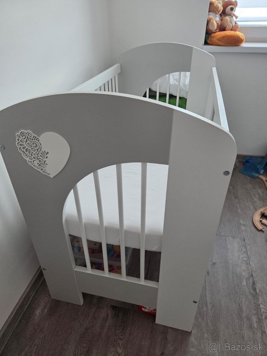 Drevená postieľka Klupš Nel Srdce (bielo-sivá) v SUPER stave