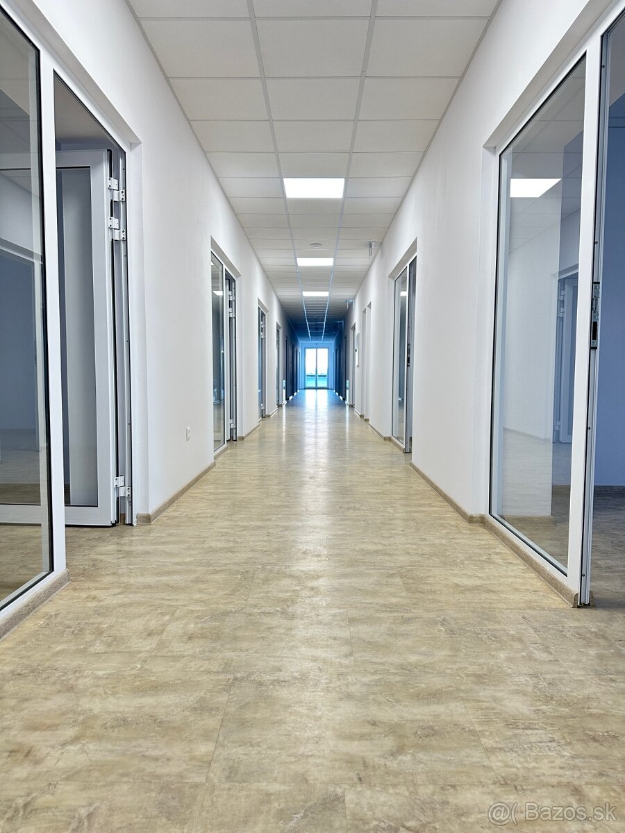 Administratívna budova-kancelárie, obchodný priestor, sklad