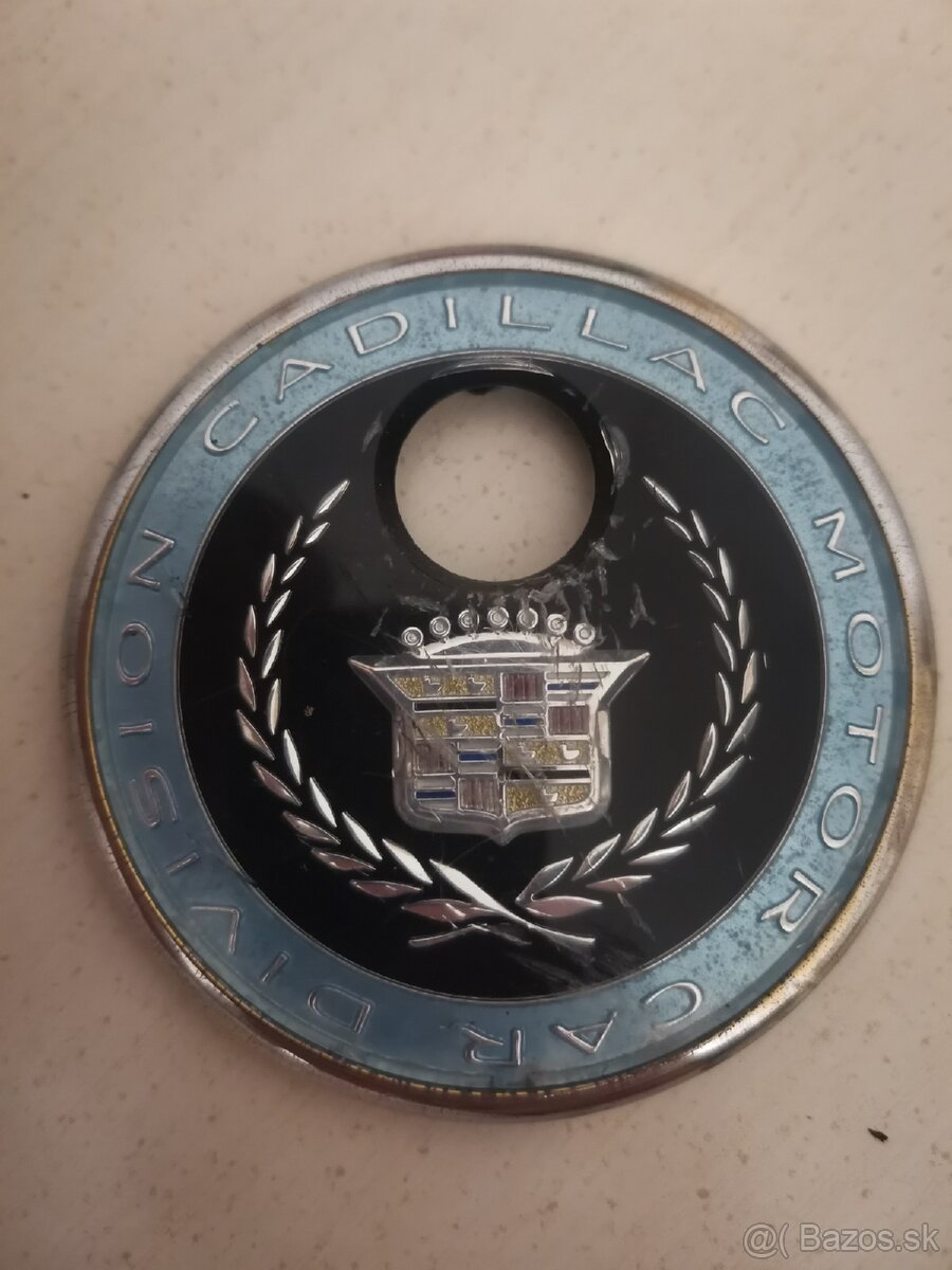 Znak zadneho kufra Cadillac