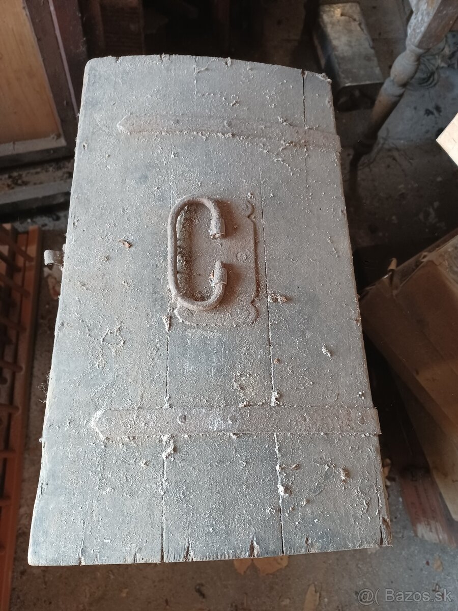 Stara starozitna drevena truhlica