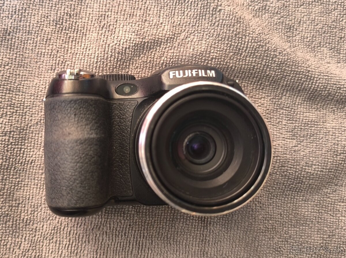 Predám digitálny fotoaparát FUJIFILM FinePix S2500HD