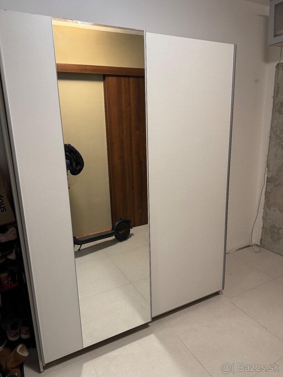 Biela posuvná skriňa