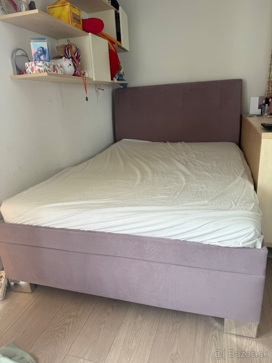 Čalúnená fialovkastá posteľ 140x200x