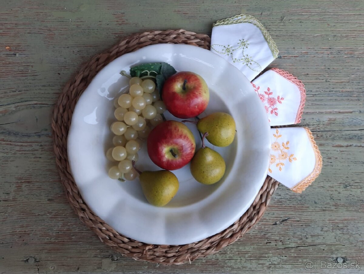 Biele hrubostenné taniere, nástenka