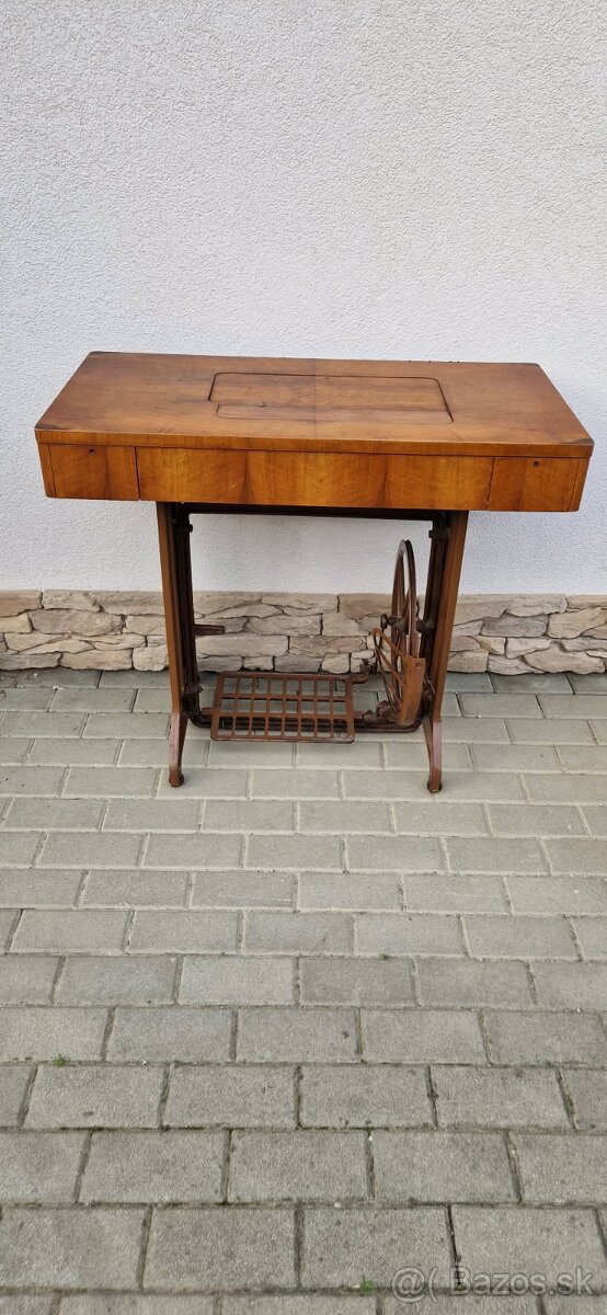 Retro šijací stroj LADA