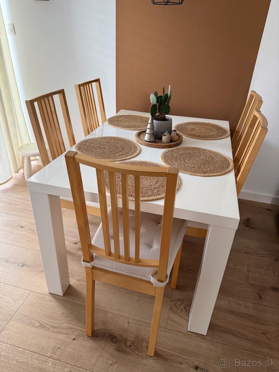 Kuchynské stoličky a stôl