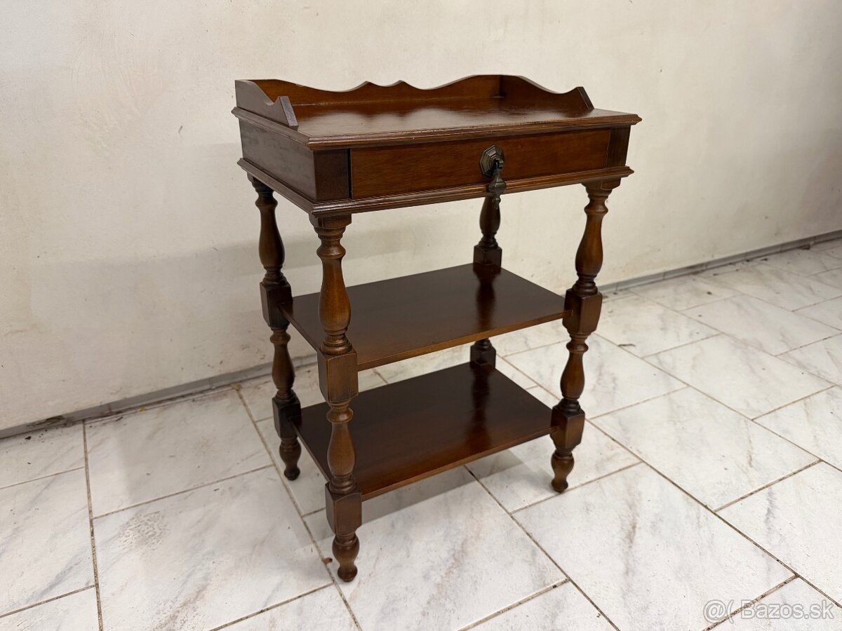 Starožitný odkládací stolek