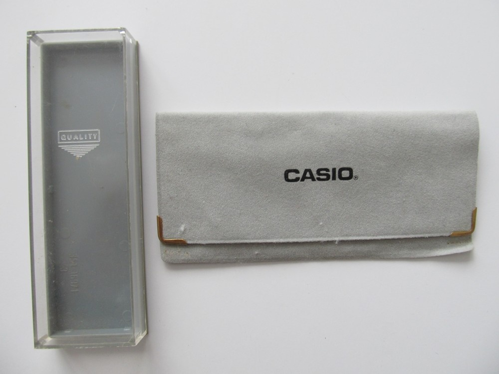 Predám staré púzdra a záručne listy z hodiniek.