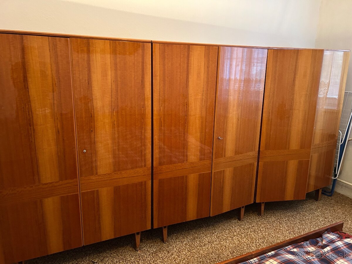 Skrine s vysokým leskom