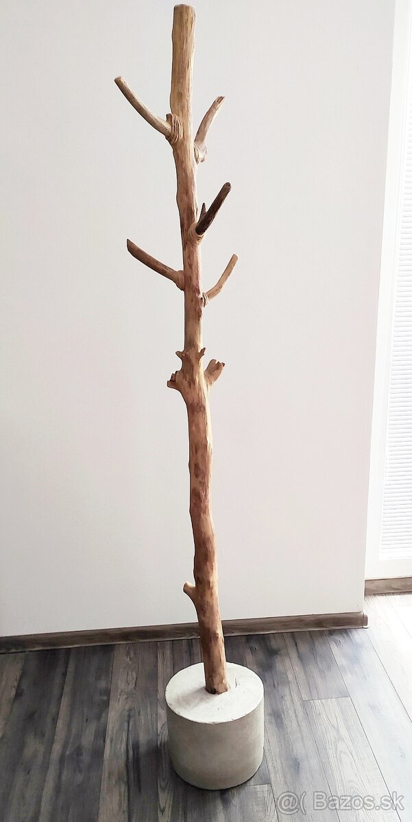 Stojan na šati z naplaveného dreva