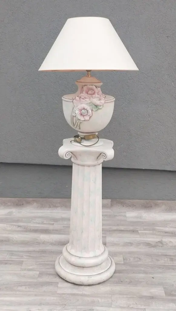 Lampa keramická na stĺpe.