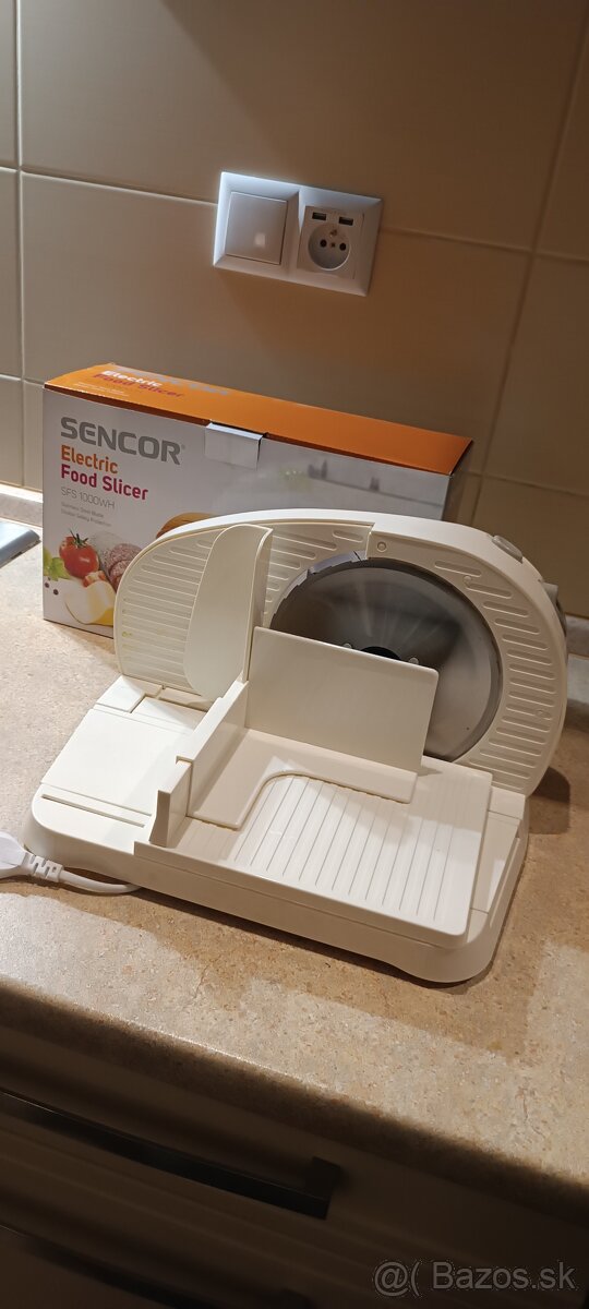Elektrický krajač na chlieb