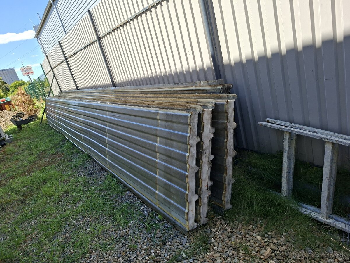 Svetlik strešný na sendvičovú halu