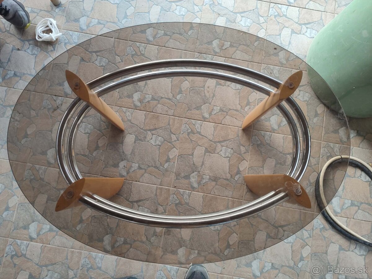 Sklenený stolík do obývačky