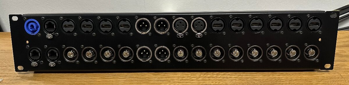 2U Patch panel s 32x dierami a rôzne Neutrik konektory