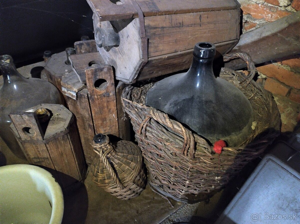 Staré, viac ako 60 ročné demižóny