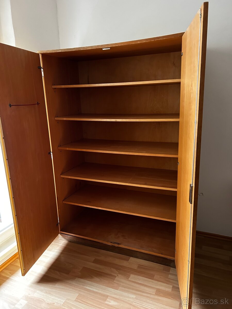 Skriňa, TV stolík, perinák, kreslá, sekretáre