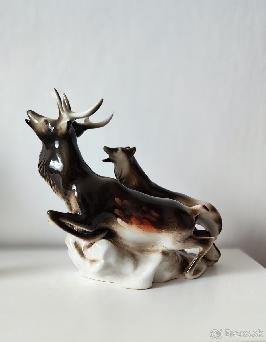 Súsošie jeleň a vlk