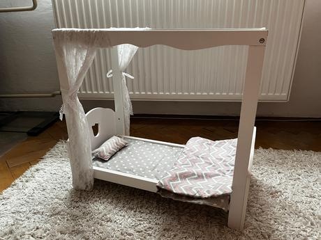 Predam drevenú postieľku s baldachýnom pre babiky