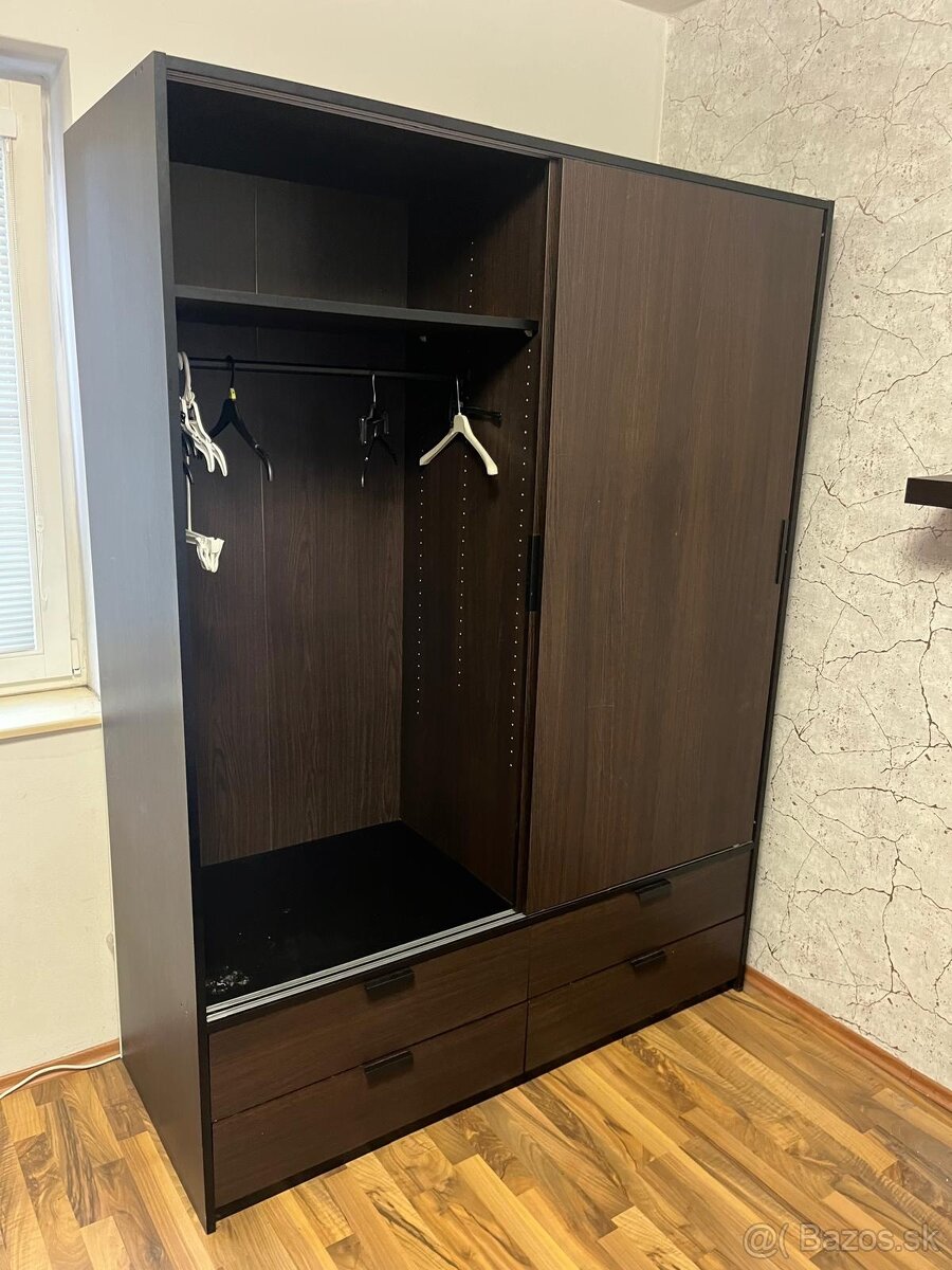 Tmava skrina na predaj