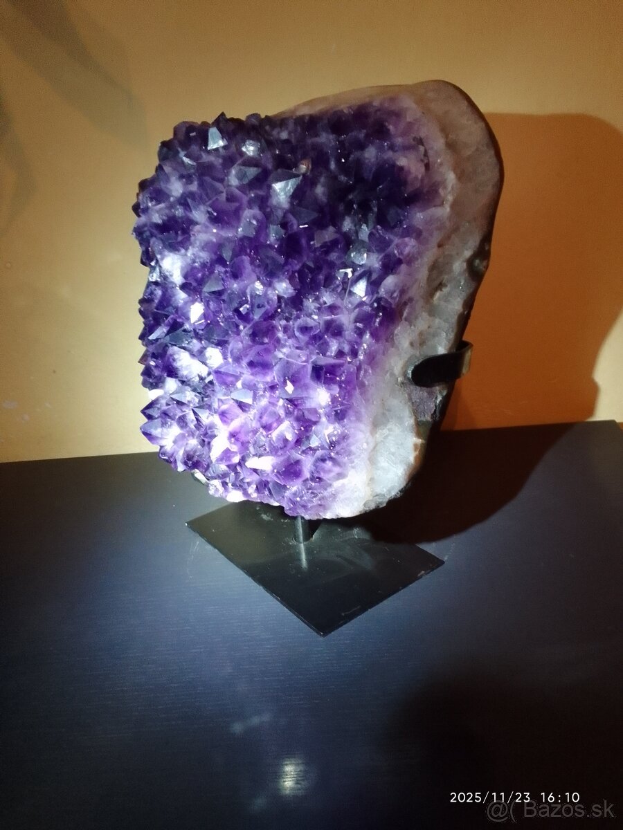 ametystová drúza na stojane