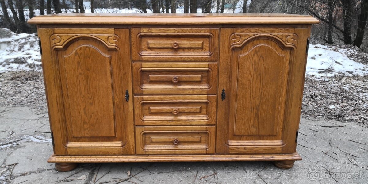 Rustikálna masivná komoda