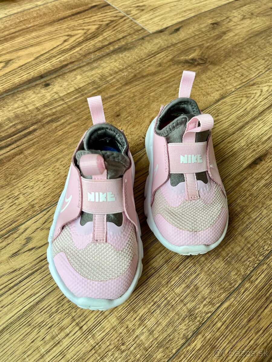 Dievčenské botasky NIKE veľ. 22