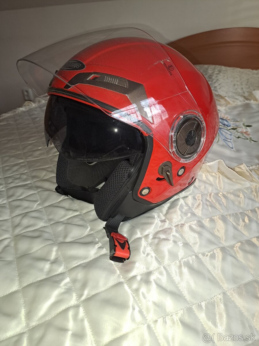 Prilba na motorku, na lyzovacku.