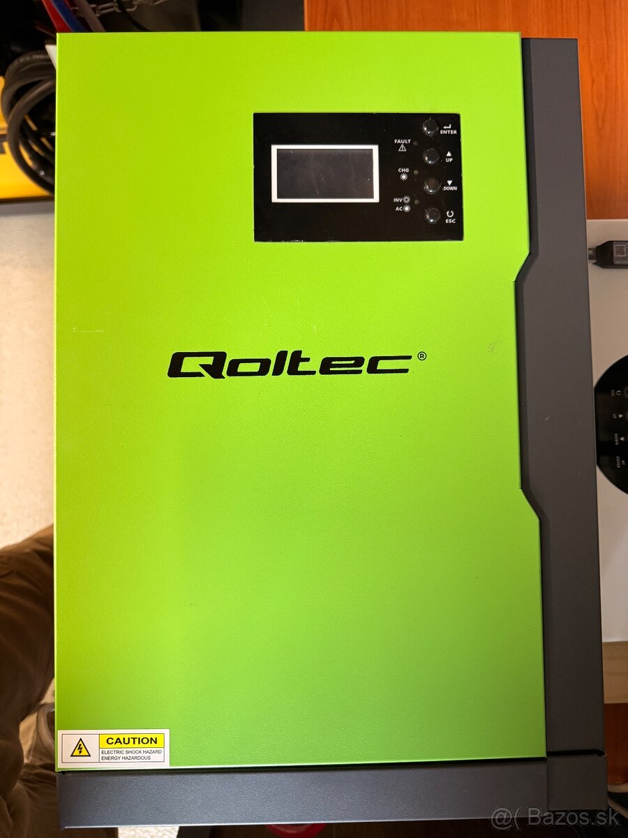 Hybridný solárny invertor Qoltec MPPT Mod.53886