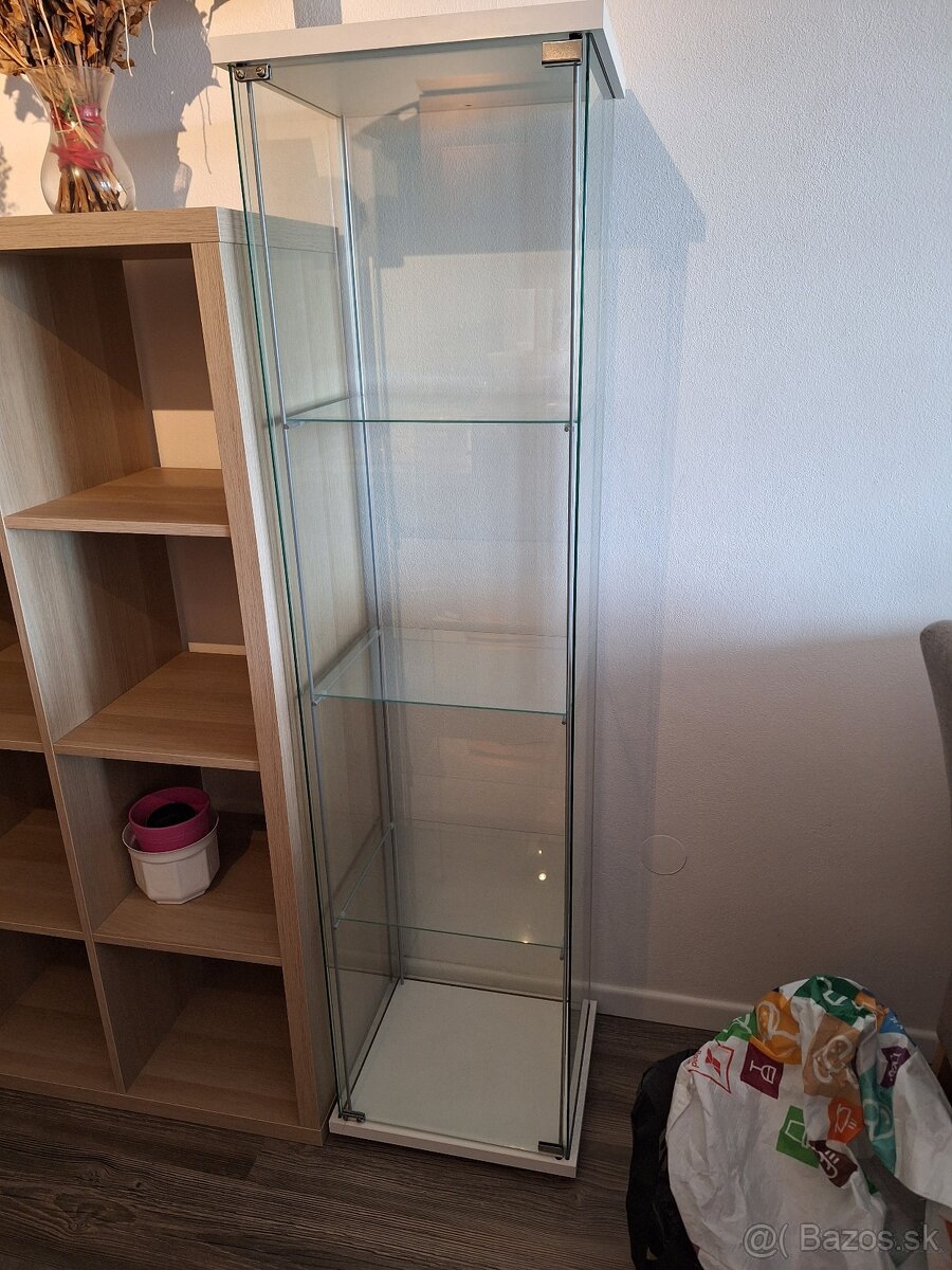 Predám sklenenú vitrínu