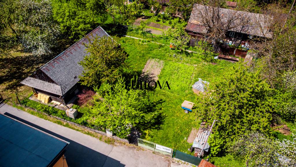 PAPRADNO_Krásny, slnečný pozemok v centre obce