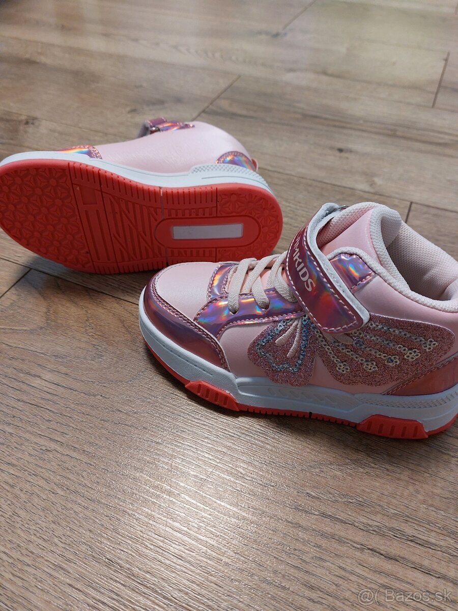 Nove tenisky pre dievca 26