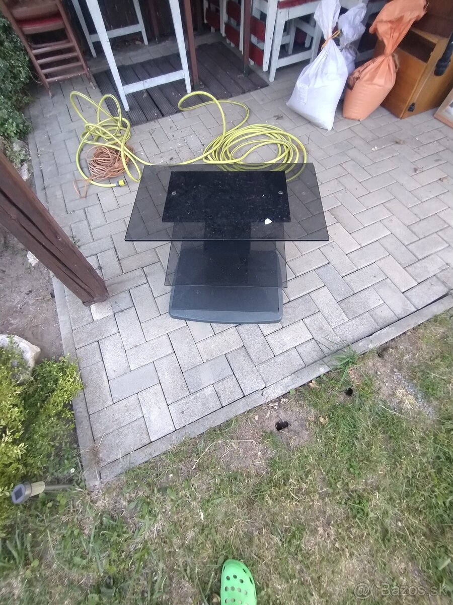 Stolík pod tv