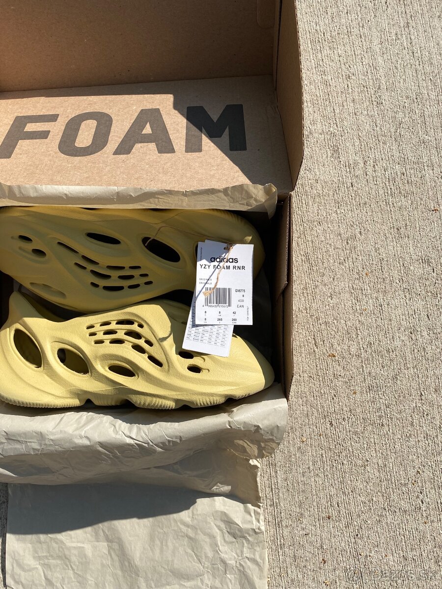 Adidas foam runner