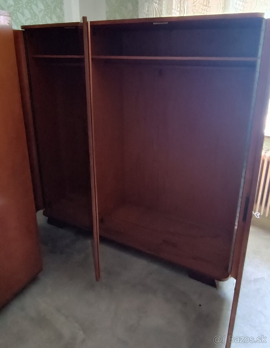 Starý masívny nábytok - skrine, posteľ, nočné stolíky atd