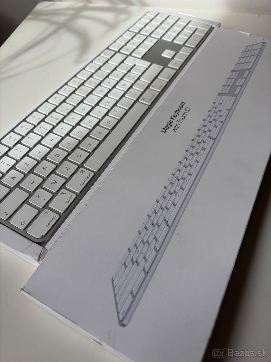 Apple Magic Keyboard 2024 with Touch ID and Numeric Keypad
