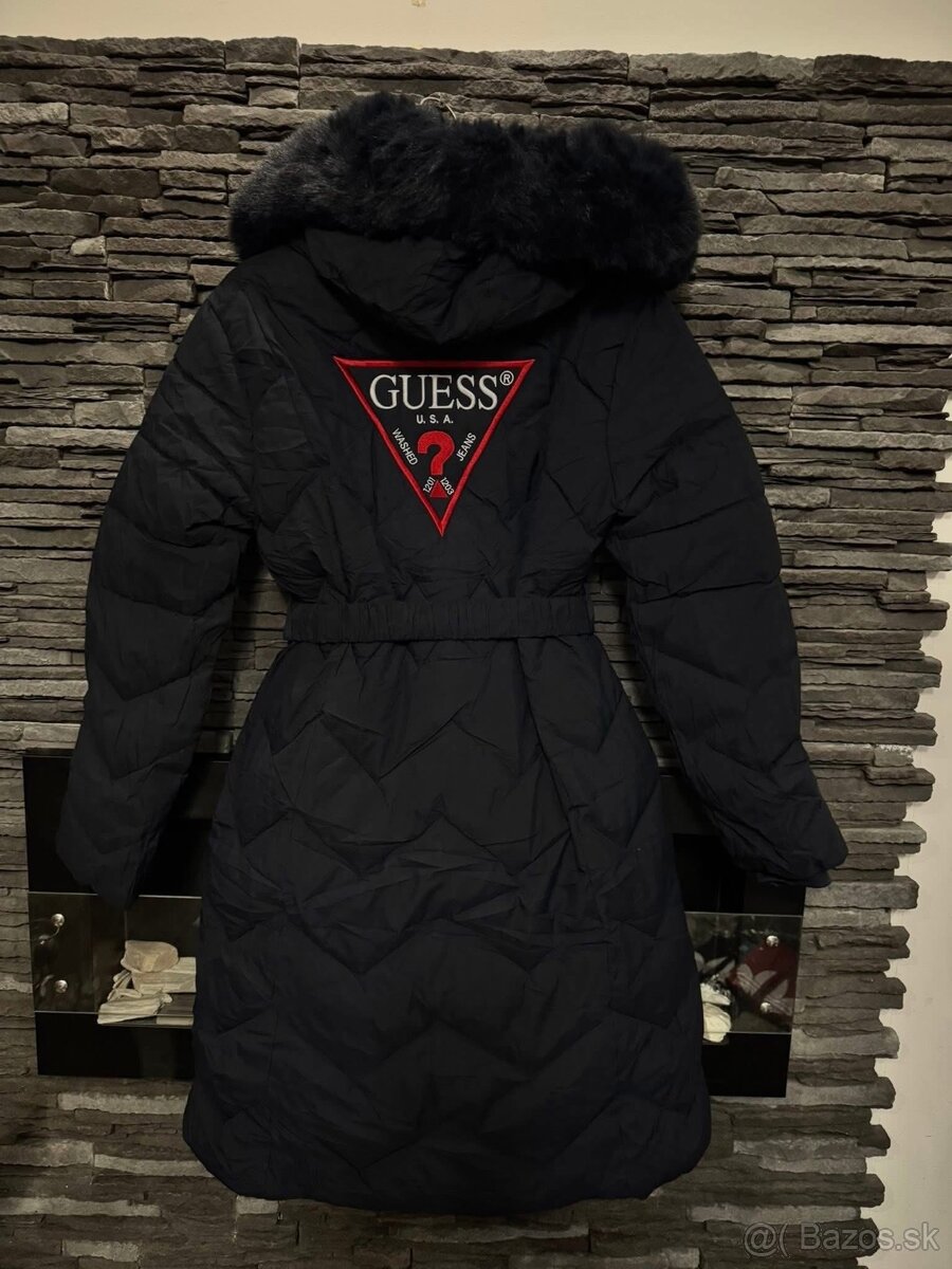 Tmavo modrá bunda Guess