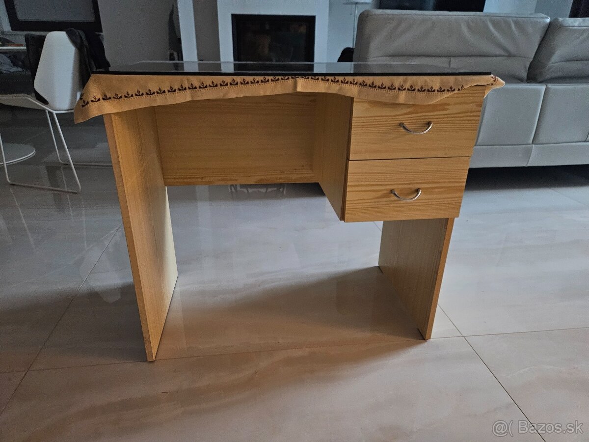 Predám detský písací stôl so sklom. Cfna 15€. BA.