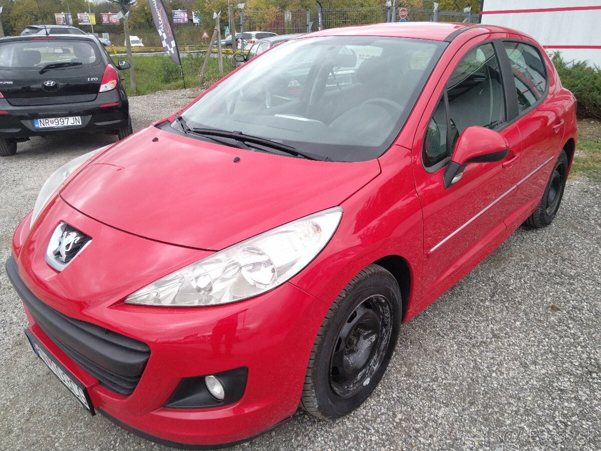 Peugeot 207 benzín  rok 2011