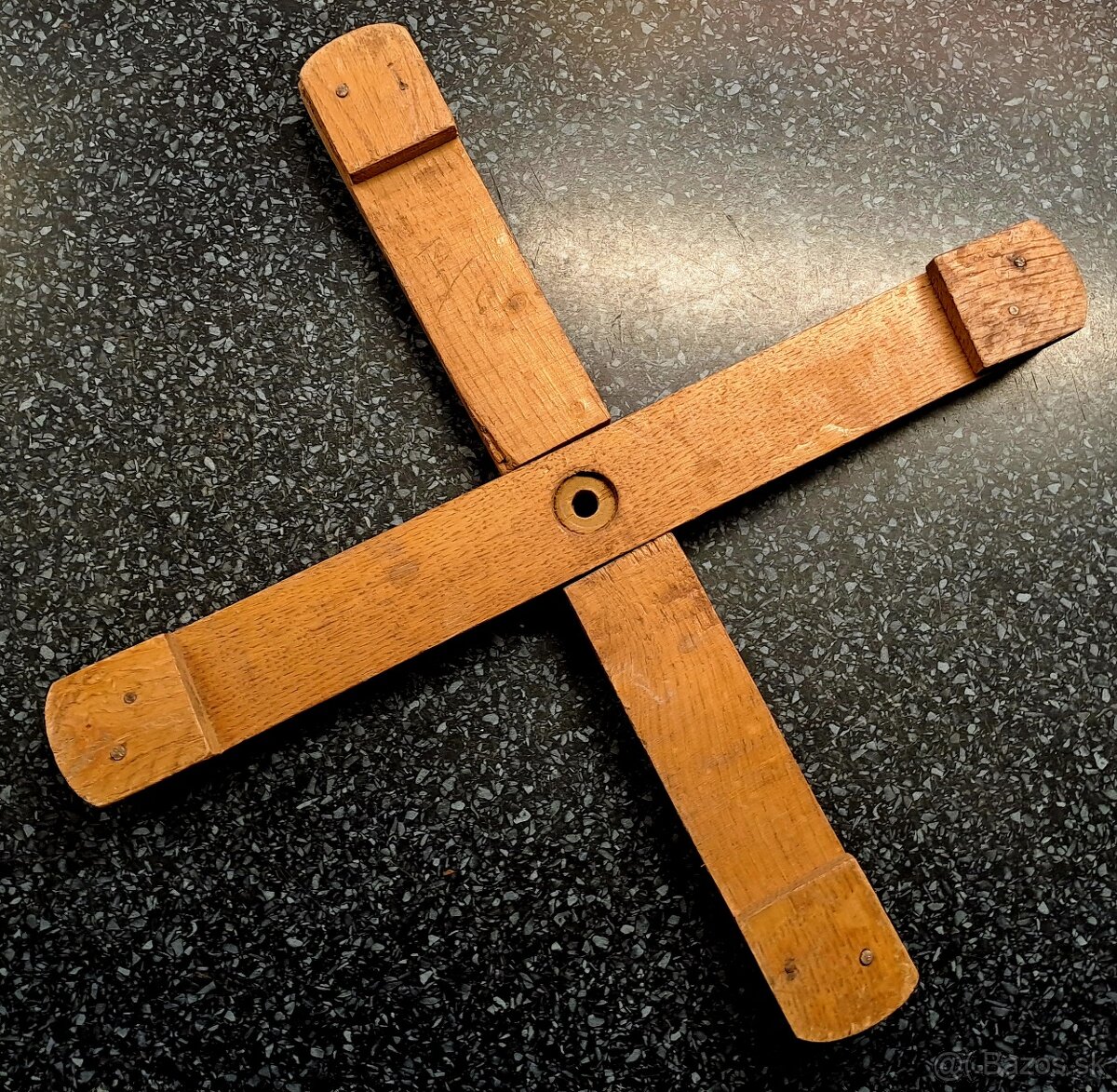 Starý drevený stojan na stromcek